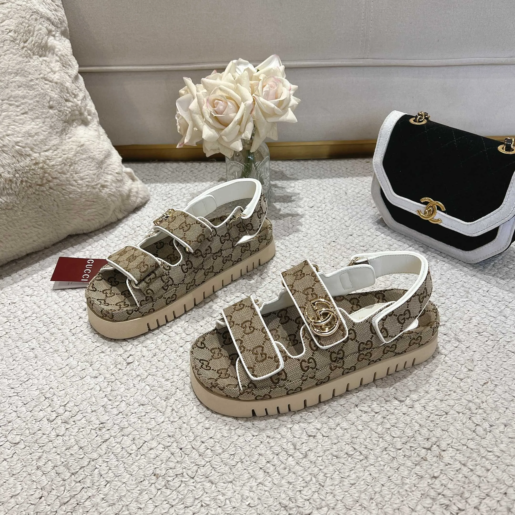 👟👟Ex-factory price 500👟👟Gucci’s modern design aesthetic explores the path of unique craftsmanship, cleverly integrating the brand’s classic elements with its beloved brand logo. The sandal is embellished with the beloved Double G hardware, adding a touch of understated branding to the design, complementing the versatility of the Velcro straps. Outsole: Wear-resistant and easy-to-bend sawtooth rubber foam sole! Ultra-light sole. Natural PU heightening insole. Size: Female 35-41#
